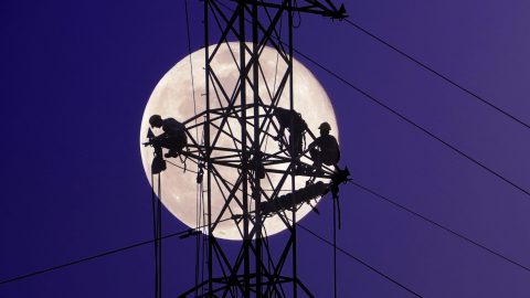 People At Work, Jignesh Chavda | Ahmedabad, India (21/05/2021) – A group of electricians repair a power line in the late evening, after a cyclone hit the city.